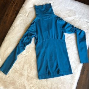 BEBE Keyhole back top